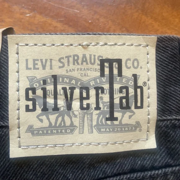 NWT Levi's Silvertab™ High-Rise Mom Jean Shorts Black 32 - Picture 5 of 12